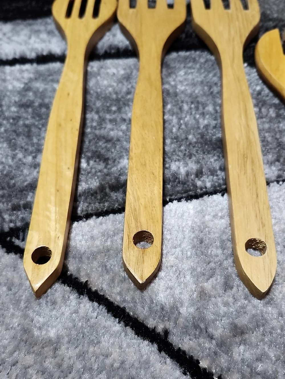 ASSORTED KITCHEN WOODEN SEVING/COOKING UTENSILS SET-OF-5